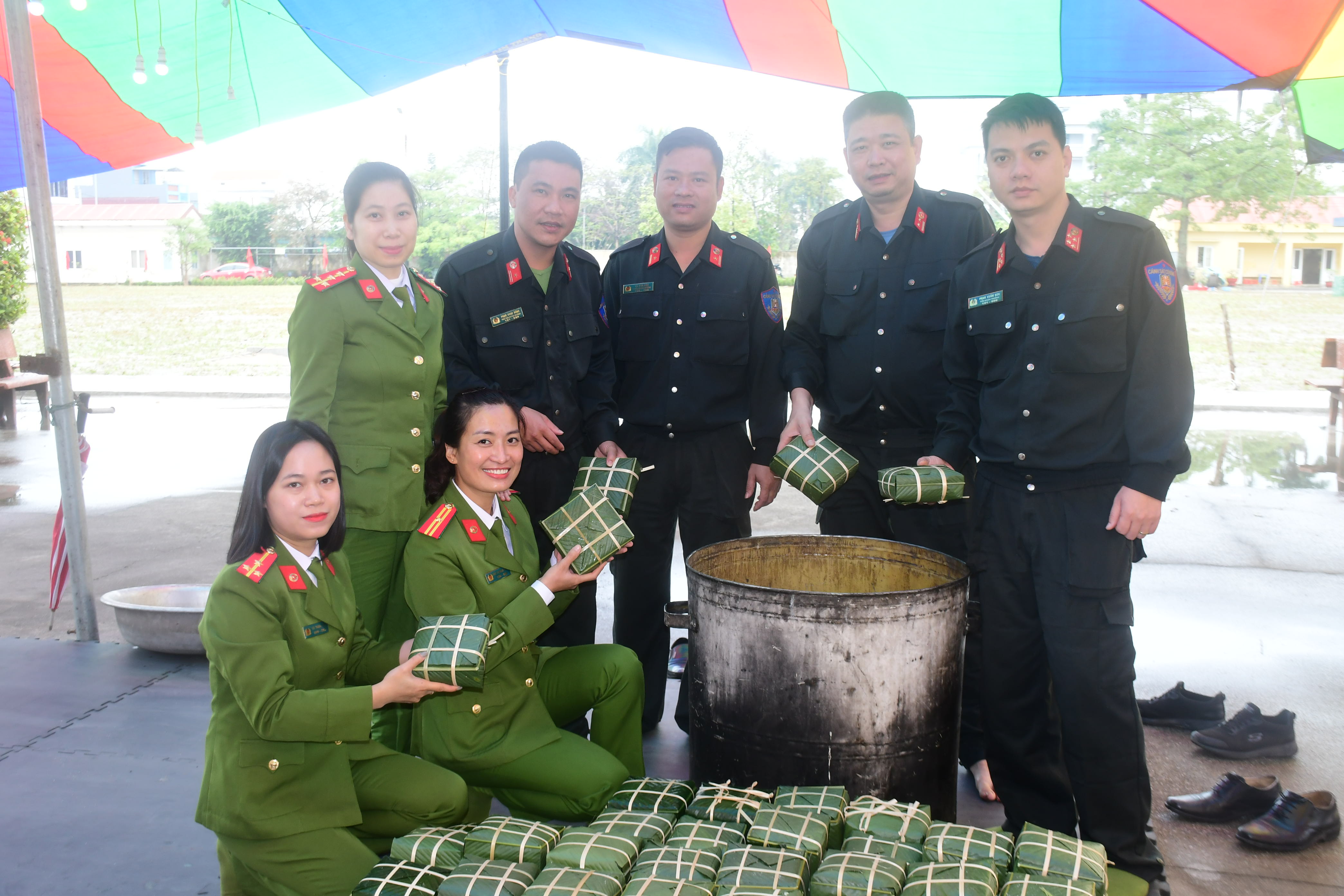 Hội phụ nữ Phòng Cảnh sát cơ động: Ý nghĩa chương trình “Gói bánh chưng xanh - Ấm tình đoàn kết” Xuân Quý Mão 2023